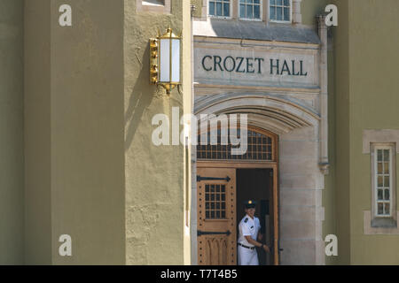 Lexington, USA - 18. April 2018: Mann Mann Offizier oder Kursleiter Öffnen der Tür Crozet Hall Gebäude auf dem Campus der Virginia Military Institute Stockfoto