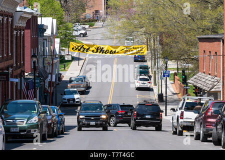 Lexington, USA - 18. April 2018: historische Innenstadt Stadt Stadt in Virginia Landschaft Shenandoah Bergdorf, Zeichen für Kunst zeigen auf Washington stre Stockfoto