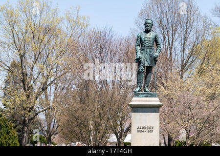 Lexington, USA - 18. April 2018: Stonewall Jackson Memorial Cemetery mit Bronze Statue der Allgemeinen stehend an Grabstätte in Virginia Stadt oder Stadt Stockfoto