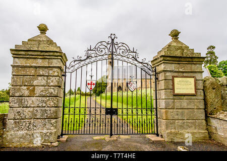 Eingangstor zu Ford Church, Ford and etal, Northumberland, Großbritannien. Mai 2018. Stockfoto