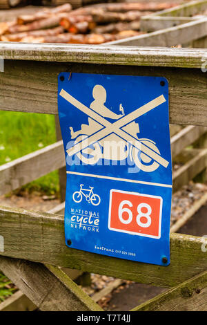 Schild, das Motorradfahrern untersagt, auf der Sustrans National Cycle Route Nr. 68 in Northumberland, Großbritannien, zu fahren. Mai 2018. Stockfoto