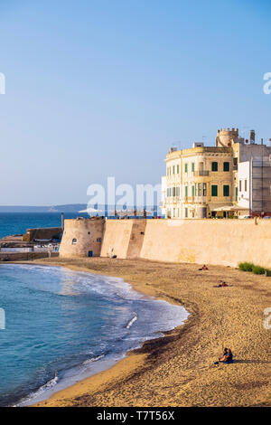 Italien, Apulien, Salento, Gallipoli, Strand von purita am Fuße der Mauern der alten Stadt Stockfoto