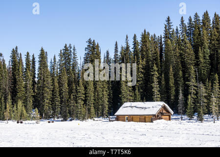 LAKE LOUISE, KANADA - MÄRZ 20, 2019: frozen lake in Alberta mit Holz- Haus Stockfoto