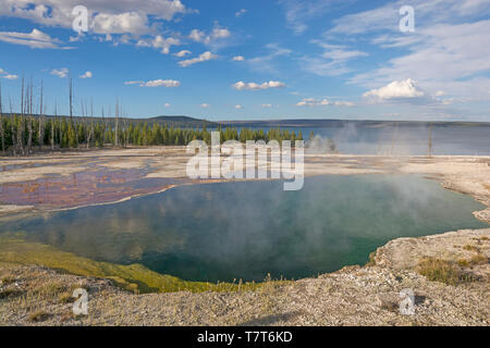 Abyss Pool mit Blick auf den Yellowstone Lake im Yellowstone National Park Stockfoto