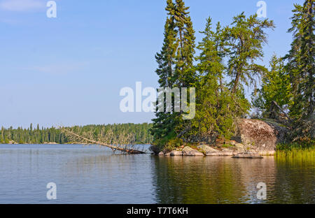 Dogtooth See in Rushing River Provincial Park in Ontario Stockfoto