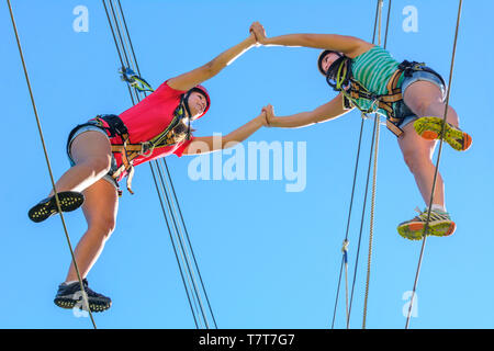 Zwei junge Leute, die partner Übung im Hochseilgarten Stockfoto