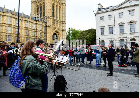 London, Großbritannien. 8. Mai, 2019. Dash Kunst, anti-europäischen Brexit Flash Mob, Außerhalb der Westminster Abbey, die Durchführung einer 5 minütigen Auszug aus bethoven's 9 (Ode an die Freude) feiert die dauerhafte Verbindungen zwischen Großbritannien und Europa Quelle: Van Quan/Alamy leben Nachrichten Stockfoto