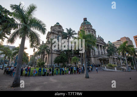 Durban, Südafrika, 8. Mai 2019: S. Wähler Warteschlange geduldig beim Warten auf ihre Wahllokale in Durban Rathaus im Jahr 2019 Südafrikanischen Parlamentswahlen zu öffnen. Bild: Jonathan Oberholster/Alamy leben Nachrichten Stockfoto