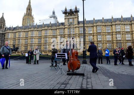 London, Großbritannien. 8. Mai, 2019. Dash Kunst, anti-europäischen Brexit Flash Mob, Außerhalb der Westminster Abbey, die Durchführung einer 5 minütigen Auszug aus bethoven's 9 (Ode an die Freude) feiert die dauerhafte Verbindungen zwischen Großbritannien und Europa Quelle: Van Quan/Alamy leben Nachrichten Stockfoto