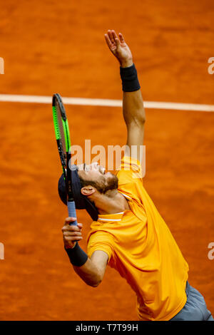 Caja Magica, Madrid, Spanien. 8. Mai, 2019. Mutua Madrid Open, Tag 5; Karen Khachanov (RUS) dient der Credit: Aktion plus Sport/Alamy leben Nachrichten Stockfoto