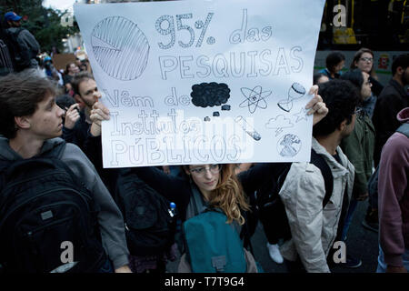 Sao Paulo, Brasilien. 8. Mai, 2019. Hunderte von Menschen holding Banner Demonstration gegen die Kürzungen der Mittel für die Bildung, die durch die Bolsonaro Regierung in der Avenida Paulista in Sao Paulo Credit gemacht wurden, wurden sie dazu bestimmt tun: Dario Oliveira/ZUMA Draht/Alamy leben Nachrichten Stockfoto