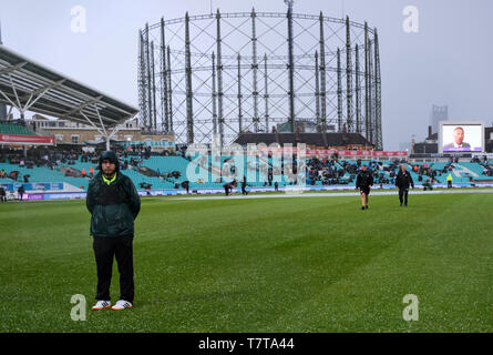 London, Großbritannien. 8. Mai 2019. UK Wetter: Das outfield ist mit Hagel und Ursachen fallen Spielen während der Ersten Internationalen zwischen England und Pakistan am Kia Oval zu stoppen. Quelle: Thomas Bowles/Alamy leben Nachrichten Stockfoto