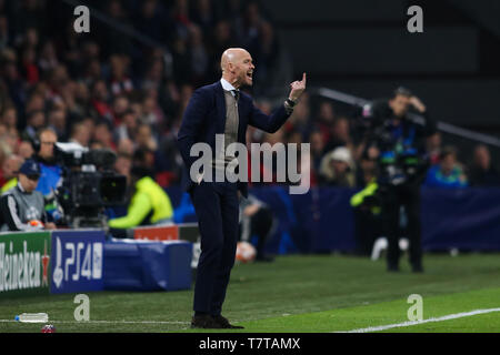 Amsterdam, Niederlande. 8. Mai, 2019. Die Ajax-Head Coach Erik 10 Hag reagiert während der UEFA Champions League Halbfinale Rückspiel Fußball Match zwischen Ajax und Tottenham Hotspur in Amsterdam, Niederlande, 8. Mai 2019. Hotspur gewann 3-2 (3-3 auf die aggregierte) und erweitert, um die Endrunde auf entfernte Ziele. Credit: Zheng Huansong/Xinhua/Alamy leben Nachrichten Stockfoto