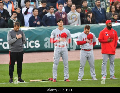 Detroit, USA. 07 Mai, 2019. Los Angeles Engel Designated Hitter Shohei Ohtani (2 L) und den rechten Feldspieler Kole Calhoun (2. R) hören Sie die Nationalhymne vor der Major League Baseball Spiel gegen die Detroit Tigers im Comerica Park in Detroit, Michigan, United States, 7. Mai 2019. Quelle: Lba Co.Ltd./Alamy leben Nachrichten Stockfoto