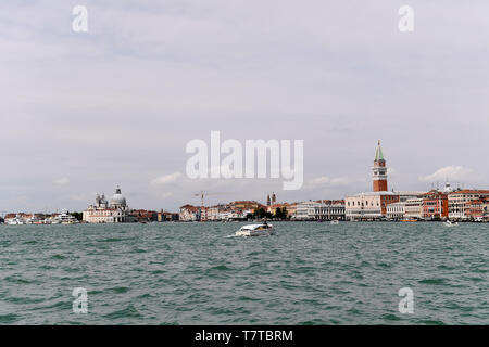 Venedig, Italien. 08 Mai, 2019. Während der Pre-Opening-Periode der Kunst Biennale Venedig 2019, ein Motorboot können auf dem Wasser vor dem Hintergrund der Lagunenstadt gesehen werden. Die internationale Kunstausstellung beginnt am 11.05.2019 und endet am 24.11.2019. Credit: Felix Hörhager/dpa/Alamy leben Nachrichten Stockfoto