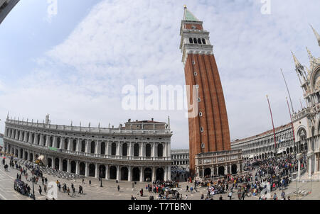 Venedig, Italien. 08 Mai, 2019. Während der Pre-Opening-Periode der Kunst Biennale Venedig 2019, der markusturm, der Campanile am Markusplatz gesehen werden kann. Die internationale Kunstausstellung beginnt am 11.05.2019 und endet am 24.11.2019. (Foto mit Fischaugenobjektiv) Credit: Felix Hörhager/dpa/Alamy leben Nachrichten Stockfoto