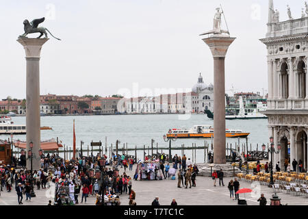 Venedig, Italien. 08 Mai, 2019. Während der Pre-Opening-Periode der Venedig Biennale 2019, ein Boot auf dem Wasser hinter dem St. Markus und St. Theodorus Säule am Markusplatz gesehen werden. Die internationale Kunstausstellung beginnt am 11.05.2019 und endet am 24.11.2019. Credit: Felix Hörhager/dpa/Alamy leben Nachrichten Stockfoto