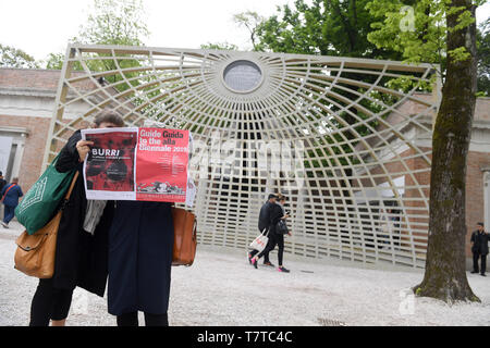 Venedig, Italien. 08 Mai, 2019. Zwei Besucher stehen vor der United States Pavilion auf der Kunstbiennale Venedig 2019, wo Martin Puryear aufweist, und in eine Biennale Guide schauen. Die internationale Kunstausstellung beginnt am 11.05.2019 und endet am 24.11.2019. Credit: Felix Hörhager/dpa/Alamy leben Nachrichten Stockfoto