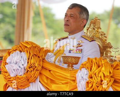 Bangkok, Thailand. 9. Mai, 2019. Thailands König Maha Vajiralongkorn Bodindradebayavarangkun (Rama X) Uhren der jährlichen Royal Pflügen Zeremonie in Sanam Luang. Die jährlichen Royal Pflügen Zeremonie ist eine alten Ritus, die offiziell zum Beginn der Reisanbau in Thailand. Credit: chaiwat Subprasom/SOPA Images/ZUMA Draht/Alamy leben Nachrichten Stockfoto