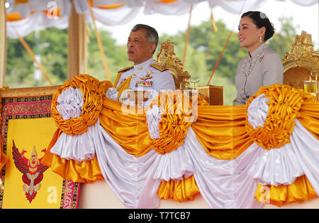 Bangkok, Thailand. 9. Mai, 2019. Thailands König Maha Vajiralongkorn Bodindradebayavarangkun (Rama X) und Königin Suthida Uhren der jährlichen Royal Pflügen Zeremonie in Sanam Luang. Die jährlichen Royal Pflügen Zeremonie ist eine alten Ritus, die offiziell zum Beginn der Reisanbau in Thailand. Credit: chaiwat Subprasom/SOPA Images/ZUMA Draht/Alamy leben Nachrichten Stockfoto