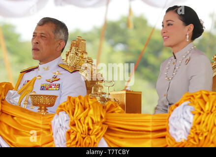 Bangkok, Thailand. 9. Mai, 2019. Thailands König Maha Vajiralongkorn Bodindradebayavarangkun (Rama X) und Königin Suthida Uhren der jährlichen Royal Pflügen Zeremonie in Sanam Luang. Die jährlichen Royal Pflügen Zeremonie ist eine alten Ritus, die offiziell zum Beginn der Reisanbau in Thailand. Credit: chaiwat Subprasom/SOPA Images/ZUMA Draht/Alamy leben Nachrichten Stockfoto