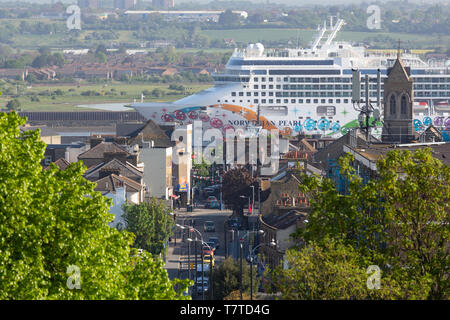 Tilbury, Großbritannien. 9. Mai, 2019. Die längste Kreuzfahrtschiff zu je London International Cruise Terminal in Tilbury besuchen Sie kamen um 8 Uhr morgens an diesem Morgen. 294 Meter lange Norwegische Perle der Stadt Gravesend, wo diese Fotos aus genommen wurden, in den Schatten gestellt, als sie in Tilbury auf der anderen Seite des Flusses angekommen. Sie wird wieder abreisen und heute Abend um 20.00 Uhr. Rob Powell/Alamy leben Nachrichten Stockfoto