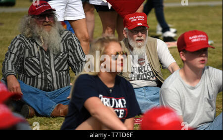 Florida, USA. 08 Mai, 2019. Die Befürworter der US-Präsident Donald Trump warten, um den Präsidenten zu hören sprechen bei einer machen Amerika wieder einmal Super Rally im Aaron Bessant Park Amphitheater am 8. Mai 2019 in Panama City Beach, Florida. Credit: Paul Hennessy/Alamy leben Nachrichten Stockfoto