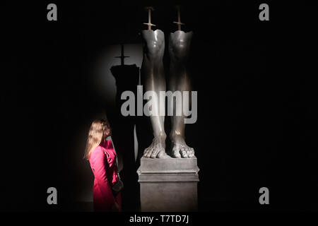 Venedig, Italien. 08 Mai, 2019. Ein Besucher stellt die Werke, die in den Russischen Pavillon auf der Biennale Venedig 2019. Die internationale Kunstausstellung findet von 11. Mai bis 24. November. Quelle: dpa Picture alliance/Alamy leben Nachrichten Stockfoto