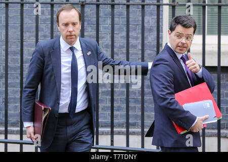 Februar 26, 2019 - London, Vereinigtes Königreich - Gemeinschaften Staatssekretär James Brokenshire (R) und der Staatssekretär für Gesundheit und Soziales (L) Matthäus Hancock in Downing Street gesehen.. Am 14. Juni 2017, brach ein Feuer in dem 24-stöckigen Turm Grenfell Mehrfamilienhaus in Kensington, West London, bei denen 72 Menschen starben, mehr als 70 weitere wurden verletzt und 223 Menschen geflohen.. Die Regierung des Vereinigten Königreichs ist schätzungsweise 200 Mio. £, um Austausch von unsicheren Grenfell stil Verkleidung rund 170 hoch zu finanzieren - privaten Wohngebäuden steigen nach private Bauherren nicht, Maßnahmen zu ergreifen. Gemeinschaft Stockfoto