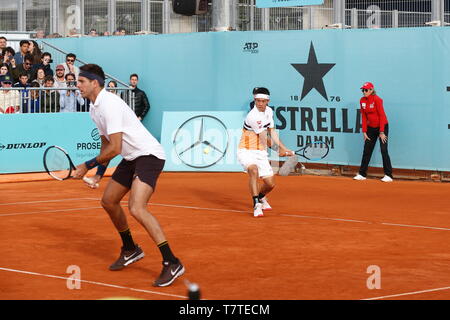 Madrid, Spanien. 8. Mai, 2019. (L - R) Juan Martin Del Potro (ARG), Kei Nishikori (JPN) Tennis: Kei Nishikori von Japan und Juan Martin Del Potro aus Argentinien während verdoppelt 2. runde Spiel gegen Bruno Soares von Brasilien und Jamie Murray von Großbritannien auf der ATP World Tour Masters 1000 Mutua Madrid Open Tennisturnier auf dem Caja Magica in Madrid, Spanien. Credit: mutsu Kawamori/LBA/Alamy leben Nachrichten Stockfoto