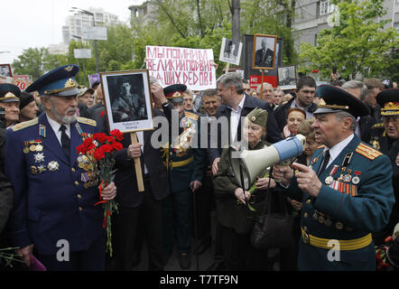 Kiew, Ukraine. 9. Mai, 2019. Die ukrainer durchführen Porträts des Zweiten Weltkriegs Veteranen während der Tag des Sieges feiern, in der Nähe von das Grab des Unbekannten Soldaten in Kiew, Ukraine, 09. Mai 2019. Die Menschen der ehemaligen UDSSR Ländern feiern den 74. Jahrestag des Sieges über Nazi-Deutschland im Zweiten Weltkrieg. Credit: Serg Glovny/ZUMA Draht/Alamy leben Nachrichten Stockfoto