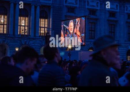 Wien, Österreich. 8. Mai, 2019. Shaul Spielmann, ein Überlebender des Konzentrationslagers Mauthausen, liefert eine Rede bei einem Konzert zum Gedenken an den Sieg des Zweiten Weltkriegs und der Befreiung der Konzentrationslager Mauthausen in Österreich in Wien, Österreich, 8. Mai 2019. Quelle: Guo Chen/Xinhua/Alamy leben Nachrichten Stockfoto