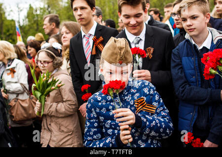 Berlin, Deutschland. 09 Mai, 2019. Die Schüler der Deutschen Schule in der Russischen Botschaft besuchen Sie das Sowjetische Ehrenmal im Treptower Park anlässlich des 74. Jahrestages des Russischen Sieges im Zweiten Weltkrieg. Russland feiert das Ende des Krieges am 9. Mai, ein Tag später als der Westen, weil im Jahr 1945 der deutschen Kapitulation der sowjetischen Truppen in der Nacht vom 8. bis 9. Mai stattfand, zu einer Zeit, als Mitternacht vorüber war in Moskau. Credit: Carsten Koall/dpa/Alamy leben Nachrichten Stockfoto