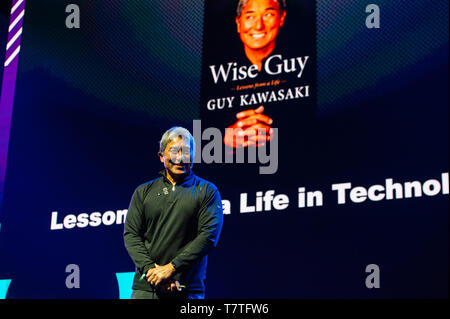 Amsterdam, Nordholland, Niederlande. 9. Mai, 2019. Guy Kawasaki vor die Abdeckung seines neuen Buches gesehen während während der tnw Konferenz lächelnd. Die 14. Ausgabe des Tnw-Konferenz in Amsterdam NDSM-WERFT, ein kreatives Zentrum für Künstler und Unternehmer eingeweiht wurde. Guy Kawasaki ist verantwortlich für den Aufbau der Apple Kult - wie Status, heute bleibt. Er im Grunde erfunden Evangelisation Marketing als ursprüngliche Chief evangelist von Apple von 1983 bis 1987 war er verantwortlich für die Vermarktung des ersten Macintosh. Kawasaki ist jetzt der Chief evangelist von canva und Markenbotschafter für Stockfoto