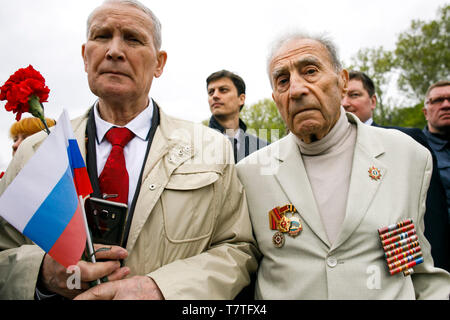 Berlin, Deutschland. 09 Mai, 2019. Veteranen besuchen Sie das Sowjetische Ehrenmal im Treptower Park zum 74. Jahrestag des Russischen Sieges im Zweiten Weltkrieg markieren Russland feiert das Ende des Krieges am 9. Mai, ein Tag später als der Westen, weil im Jahr 1945 der deutschen Kapitulation der sowjetischen Truppen in der Nacht vom 8. bis 9. Mai stattfand, zu einer Zeit, als Mitternacht vorüber war in Moskau. Credit: Carsten Koall/dpa/Alamy leben Nachrichten Stockfoto