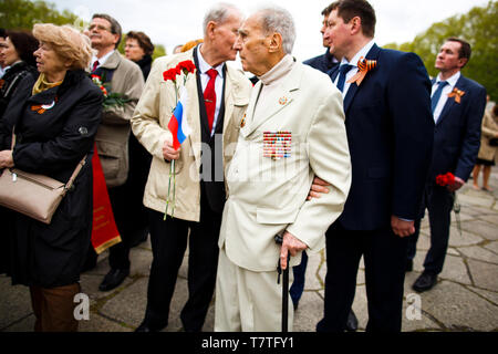 Berlin, Deutschland. 09 Mai, 2019. Menschen besuchen das Sowjetische Ehrenmal im Treptower Park Der 74. Jahrestag des Russischen Sieges im Zweiten Weltkrieg zu markieren. Russland feiert das Ende des Krieges am 9. Mai, ein Tag später als der Westen, weil im Jahr 1945 der deutschen Kapitulation der sowjetischen Truppen in der Nacht vom 8. bis 9. Mai stattfand, zu einer Zeit, als Mitternacht vorüber war in Moskau. Credit: Carsten Koall/dpa/Alamy leben Nachrichten Stockfoto