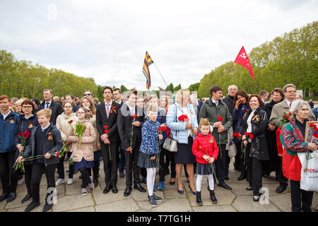 Berlin, Deutschland. 09 Mai, 2019. Menschen besuchen das Sowjetische Ehrenmal im Treptower Park Der 74. Jahrestag des Russischen Sieges im Zweiten Weltkrieg zu markieren. Russland feiert das Ende des Krieges am 9. Mai, ein Tag später als der Westen, weil im Jahr 1945 der deutschen Kapitulation der sowjetischen Truppen in der Nacht vom 8. bis 9. Mai stattfand, zu einer Zeit, als Mitternacht vorüber war in Moskau. Credit: Carsten Koall/dpa/Alamy leben Nachrichten Stockfoto