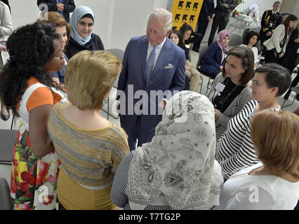 Berlin, Deutschland. 09 Mai, 2019. Der britische Prinz Charles, Prinz von Wales, spricht mit Frauen bei einem Besuch des International Rescue Committee. Quelle: Tobias Schwarz/AFP/dpa/Alamy leben Nachrichten Stockfoto