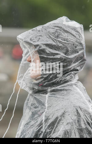 London, Großbritannien. 9. Mai, 2019. Passanten und Touristen auf dem Trafalgar Square sind durch schwere Duschen nach einem hellen Start in den Tag in London Credit: Amer ghazzal/Alamy Live News hit Stockfoto