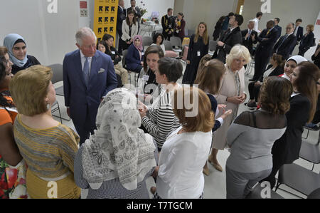 Berlin, Deutschland. 09 Mai, 2019. Der britische Prinz Charles, Prinz von Wales und die Herzogin Camilla, Herzogin von Cornwall, sprechen Sie mit Frauen beim Besuch des International Rescue Committee. Quelle: Tobias Schwarz/AFP/dpa/Alamy leben Nachrichten Stockfoto