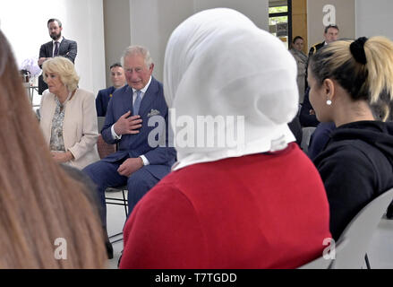 Berlin, Deutschland. 09 Mai, 2019. Der britische Prinz Charles, Prinz von Wales, und seine Frau Camilla, Herzogin von Cornwall, sprechen mit Frauen bei einem Besuch des International Rescue Committee. Quelle: Tobias Schwarz/AFP/dpa/Alamy leben Nachrichten Stockfoto