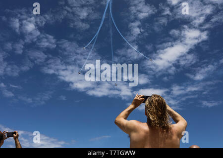 Tel Aviv, Israel. 09 Mai, 2019. Israelis, die Bilder von der israelischen Luftwaffe während einer Überführung der 71 Tag der Unabhängigkeit zu markieren. Credit: Ilia Yefimovich/dpa/Alamy leben Nachrichten Stockfoto