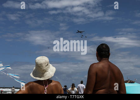 Tel Aviv, Israel. 09 Mai, 2019. Die Menschen beobachten, wie die israelische Luftwaffe während einer Überführung der 71 Tag der Unabhängigkeit zu markieren. Credit: Ilia Yefimovich/dpa/Alamy leben Nachrichten Stockfoto