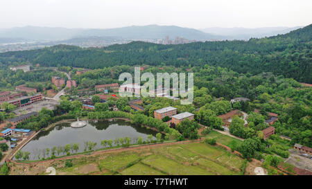 (190509) - CHENGDU, Mai 9, 2019 (Xinhua) - Luftaufnahme genommen am 23. April 2019 zeigt einen Panoramablick auf die Liangdancheng, d. h. die Stadt von Atombomben, der Website, wo Chinas erste Atom- und Wasserstoffbomben entwickelt wurden, sind im Kreis Zitong Mianyang, Provinz Sichuan im Südwesten Chinas. Zitong war die Heimat der Forschung Hauptsitz von Chinas Atomwaffenprogramm, wo ein Dutzend erstklassiger Wissenschaftler seit über einem Jahrzehnt auf Chinas erste Atom- und Wasserstoffbomben und Satellitenstarts in den 1960er und 1970er Jahren gearbeitet. (Xinhua / Wang Xi) Stockfoto