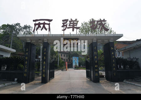 (190509) - CHENGDU, Mai 9, 2019 (Xinhua) - Foto am 23. April 2019 zeigt das Haupttor des Liangdancheng, d. h. die Stadt von Atombomben, der Website, wo Chinas erste Atom- und Wasserstoffbomben entwickelt wurden, sind im Kreis Zitong Mianyang, Provinz Sichuan im Südwesten Chinas. Zitong war die Heimat der Forschung Hauptsitz von Chinas Atomwaffenprogramm, wo ein Dutzend erstklassiger Wissenschaftler seit über einem Jahrzehnt auf Chinas erste Atom- und Wasserstoffbomben und Satellitenstarts in den 1960er und 1970er Jahren gearbeitet. (Xinhua / Liu Kun) Stockfoto