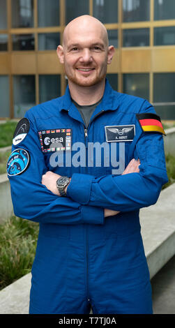 Berlin, Deutschland. 09 Mai, 2019. ESA-Astronaut Alexander Gerst steht vor der Zentrale der Bild-zeitung. Dort präsentierte er ein kleines Stück der Berliner Mauer vom Mauermusem am Checkpoint Charly an einen Vertreter der Deutschen Historischen Museum. Gerst von BILD hatte das Stück Wand mit ihm zur ISS gebracht. Mit ihm die Mauer Stück flog um die Erde für ein halbes Jahr. Credit: Paul Zinken/dpa/Alamy leben Nachrichten Stockfoto