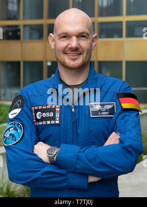 Berlin, Deutschland. 09 Mai, 2019. ESA-Astronaut Alexander Gerst steht vor der Zentrale der Bild-zeitung. Dort präsentierte er ein kleines Stück der Berliner Mauer vom Mauermusem am Checkpoint Charly an einen Vertreter der Deutschen Historischen Museum. Gerst von BILD hatte das Stück Wand mit ihm zur ISS gebracht. Mit ihm die Mauer Stück flog um die Erde für ein halbes Jahr. Credit: Paul Zinken/dpa/Alamy leben Nachrichten Stockfoto