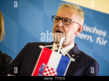 München, Bayern, Deutschland. 9. Mai, 2019. Kroatische Innenminister DAVOR BOZINOVIC (Davor BoÅ¾inoviÄ ‡) besucht sein bayerischer Amtskollege Joachim Herrmann in München Themen wie Migration, die externe EU-Grenzen, Eintritt Kroatiens in den Schengen-raum zu besprechen, und der EU-Ratspräsidentschaft 2020, die von Kroatien getragen werden. Minister Bozinovic gerichtet Behauptungen, die von NGOs, die kroatische Polizei illegale pushbacks von Flüchtlingen und Migranten zurück in Bosnien begehen, mit der Polizei illegal Bosnien. Der Minister hat gesagt, er weiß, der Vorwürfe ein Stockfoto