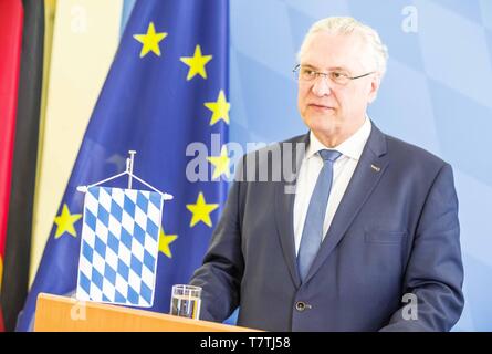 München, Bayern, Deutschland. 9. Mai, 2019. Kroatische Innenminister DAVOR BOZINOVIC (Davor BoÅ¾inoviÄ ‡) besucht sein bayerischer Amtskollege Joachim Herrmann in München Themen wie Migration, die externe EU-Grenzen, Eintritt Kroatiens in den Schengen-raum zu besprechen, und der EU-Ratspräsidentschaft 2020, die von Kroatien getragen werden. Minister Bozinovic gerichtet Behauptungen, die von NGOs, die kroatische Polizei illegale pushbacks von Flüchtlingen und Migranten zurück in Bosnien begehen, mit der Polizei illegal Bosnien. Der Minister hat gesagt, er weiß, der Vorwürfe ein Stockfoto