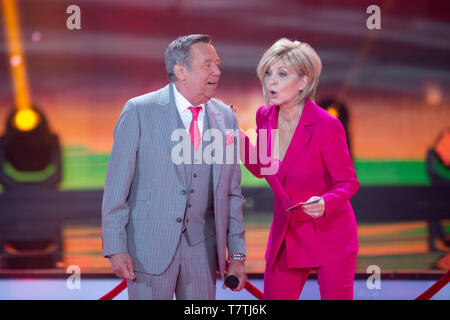 Berlin, Deutschland. 04 Mai, 2019. Roland Kaiser, Saenger, Schlagersaenger, Musiker, und Carmen Nebel, Deutschland, Moderator, "Willkommen bei Carmen Nebel" 15-jähriges Jubiläum der ZDF-Show am 4. Mai 2017 aus dem Velodrom Berlin, Â | Nutzung der weltweiten Kredit: dpa/Alamy leben Nachrichten Stockfoto